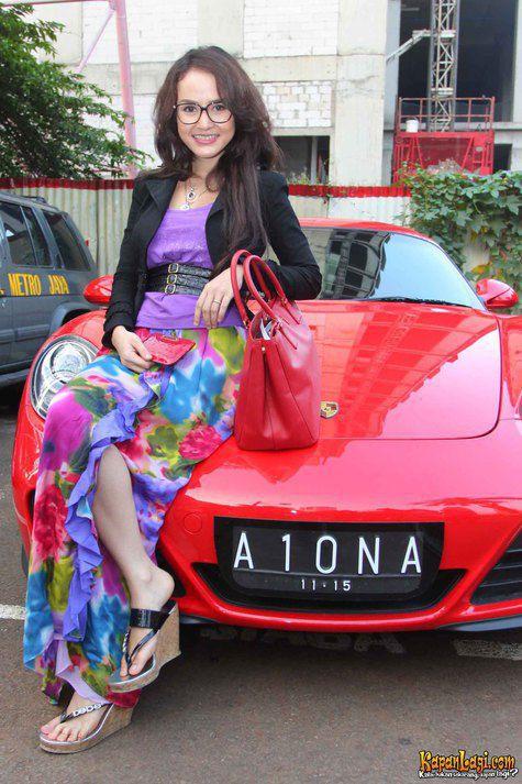  Yuk, Intip Mewahnya Koleksi Mobil Cynthiara Alona