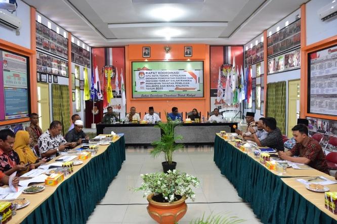  Hadiri Rakor Pilwako di KPUD, Wali Kota Tidore: Pemda Berkomitmen Pemilukada Lancar dan Sukses 