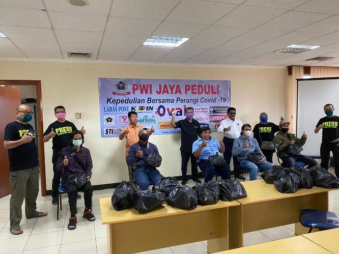  Pandemi Corona, PWI Jaya Peduli Bantu Pekerja Harian dengan Sembako