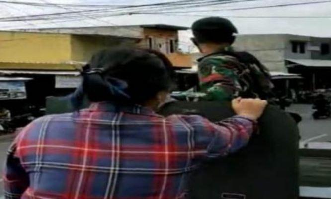  Viral, Netizen Bahas Wanita Berbaju Kotak Naik Ranpur TNI, Kodam Jaya: Wanita Itu Seorang Jurnalis