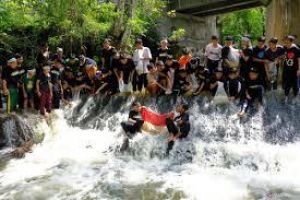 Aksi Santri Peduli Lingkungan, Bersih Sungai Tebar Benih Ikan