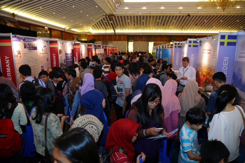 Foto 2_Pengunjung antusias mencari informasi pendidikan EHEF_resize