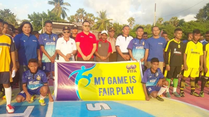  Jimmi Sianto Bantu Baju Jersey bagi Tim Futsal Sikka