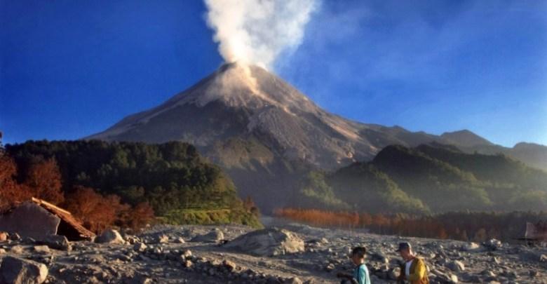  Gunung Merapi Keluarkan Lava Pijar