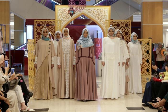  Sambut Idul Fitri 1439, Ivan Gunawan Perkenalkan Koleksi Terbaru Hijab Mandjha