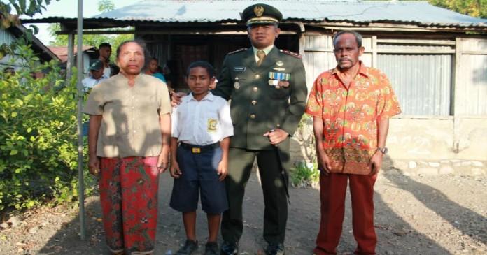  Yohanis,Pemanjat Tiang Bendera Dapat Beasiswa dari Panglima TNI