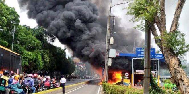  Siang Ini Gardu Pintu Tol Pejompongan Terbakar