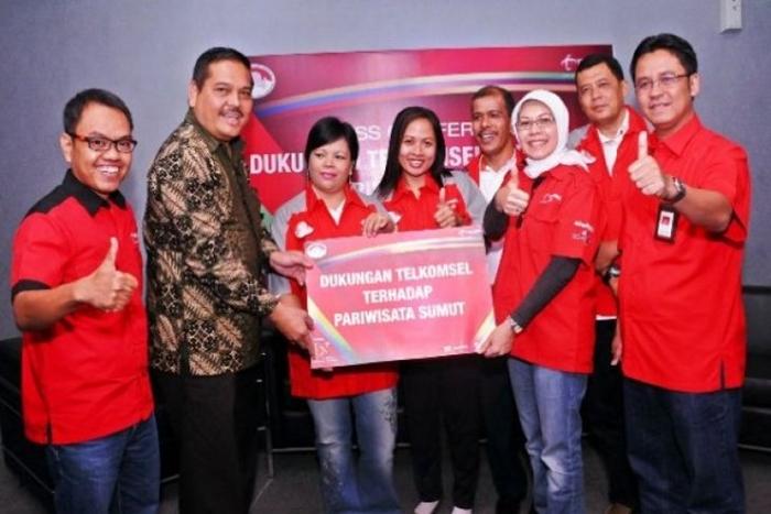  Dukung Pariwisata, Telkomsel Beri Baju Seragam Kepada Pramuwisata Sumut