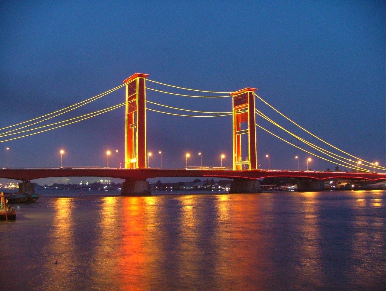  Saat Malam Tahun Baru Jembatan Ampera Ditutup