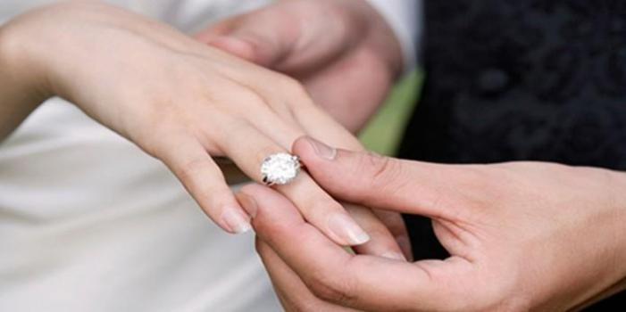  Tradisi Lamaran: “Will You Marry Me?”