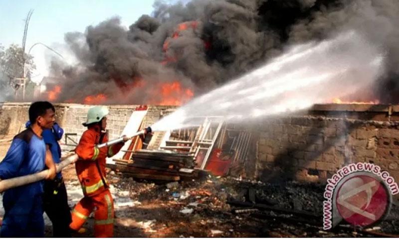  21 Unit Pemadam Kebakaran Api Kebakaran Gudang Karpet di Kapuk Muara