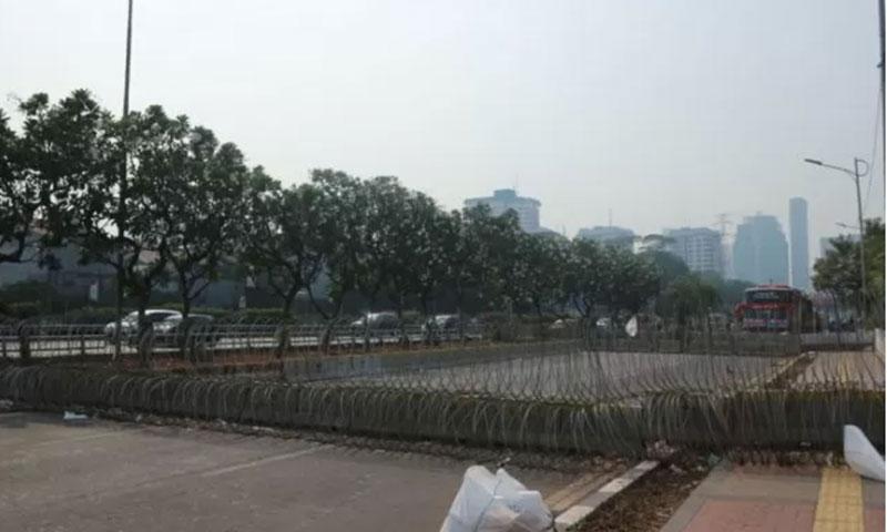  Polisi Perketat Pengamanan di Depan Gerbang DPR