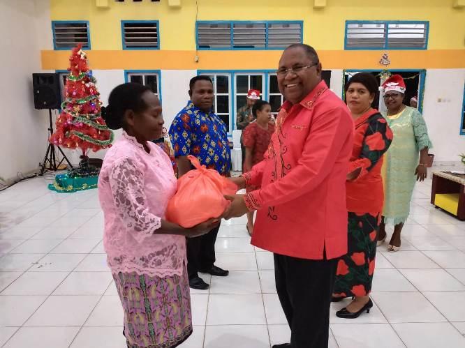  Tim Penggerak PKK Sorsel Berbagi Bingkisan Natal untuk Lansia