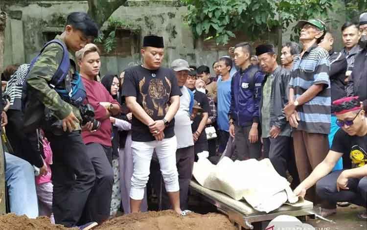  Sule Hadiri Pemakaman Mantan Istrinya