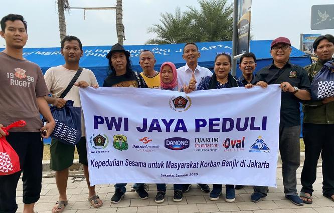  PWI Jaya Peduli Kembali Salurkan Bantuan Korban Banjir di Semanan