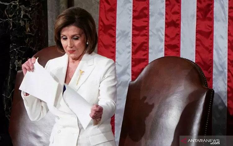  Trump Tolak Jabat Tangan Pelosi Lalu Pelosi Robek Teks Pidato Trump