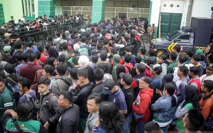  Ribuan Suporter Sepak Bola Antre Tiket Final Piala Gubernur Jatim