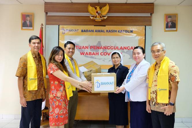  Badan Amal Kasih Katolik Serahkan Bantuan APD kepada RS St. Carolus