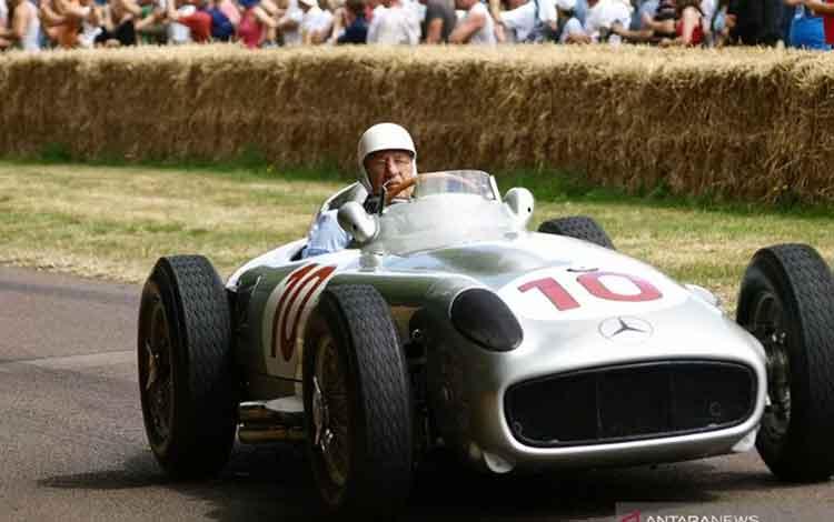  Lewis Hamilton Sampaikan Dukacita atas Meninggalnya Stirling Moss