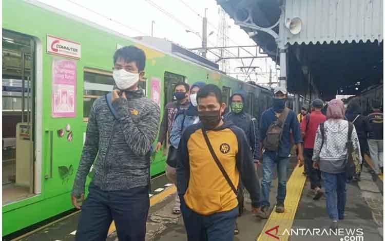  Stasiun Bogor Masih Ramai, Antrean Terjadi saat Naik-turun KRL
