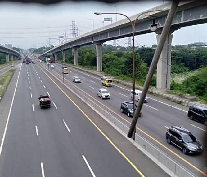  Terjadi Penurunan Arus Lalu Lintas Jalan Tol Jakarta-Cikampek