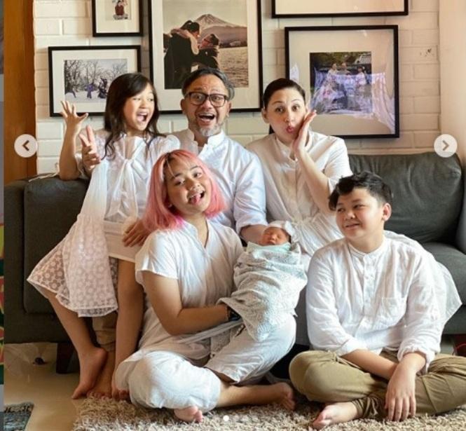  Ketika Mona Ratuliu dan Indra Brasco Berbagi Peran Mengasuh Anak