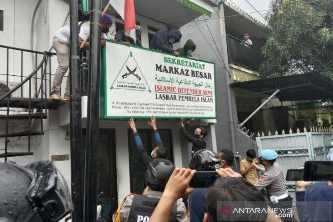  Resmi Dilarang Pemerintah, Polisi-TNI Imbau Pencopotan Atribut FPI di Petamburan