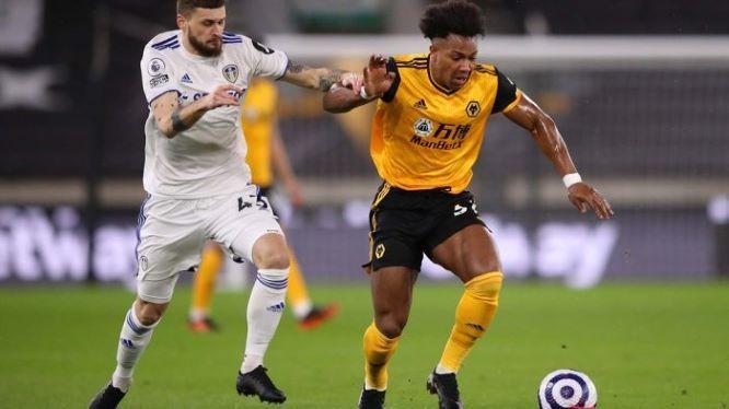  Gol Bunuh Diri Kiper Meslier Bawa Wolverhampton Lompati Leeds