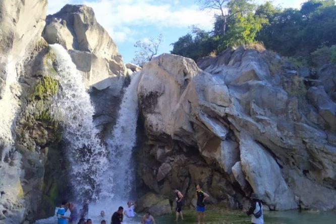  Wisata ke Lombok, Nikmati Keeksotikan Air Terjun Dewi Selendang