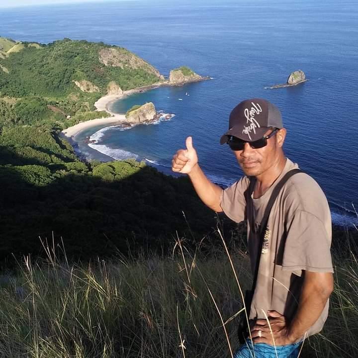  Perpaduan Bukit dan Lautan di Bukit Sekelake Wolowiro Menghipnotis Para Wisatawan