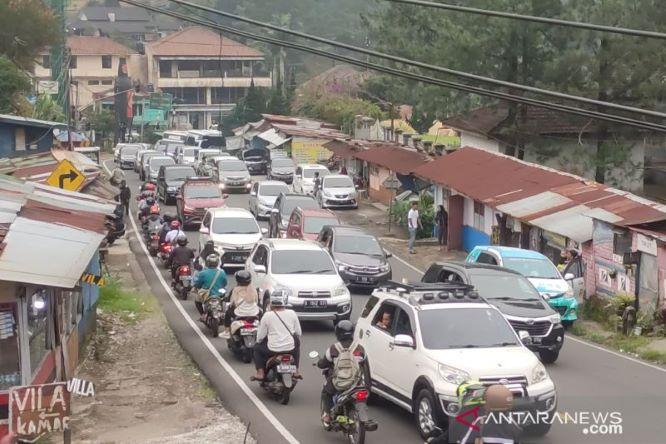  Antisipasi Macet, Polres Cianjur Sempat Tutup Jalur Menuju Puncak-Cipanas 