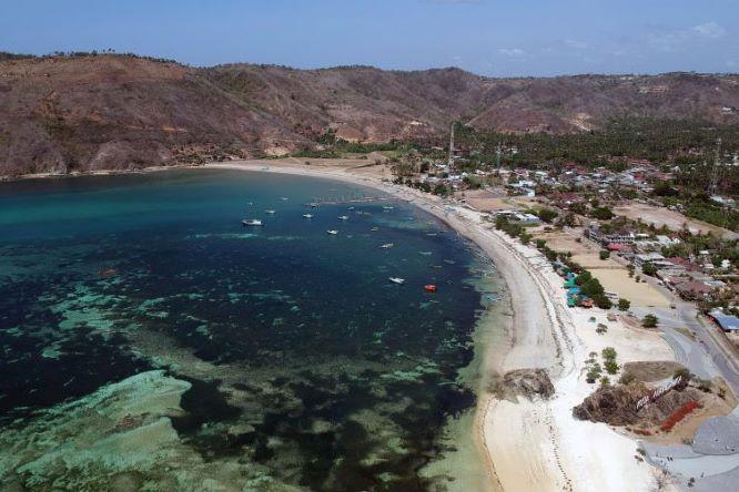 Pemandangan Menawan Pantai Kenawa Bak Kolam Renang
