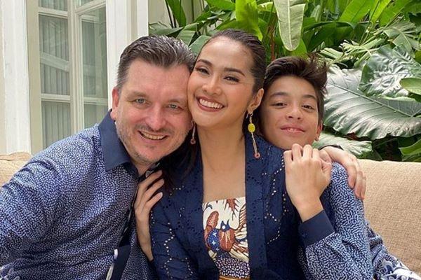  Begini Ritual Wajib Keluarga Maudy Koesnaedi Sebelum Rehat Malam