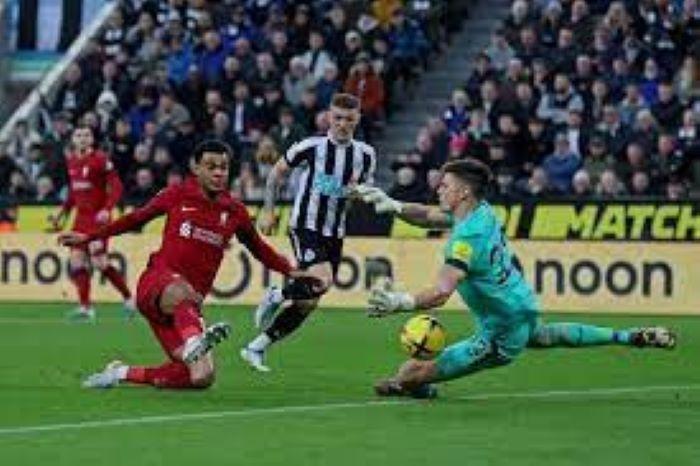  Liverpool Menang 2-0 Lawan 10 Pemain Newcastle United