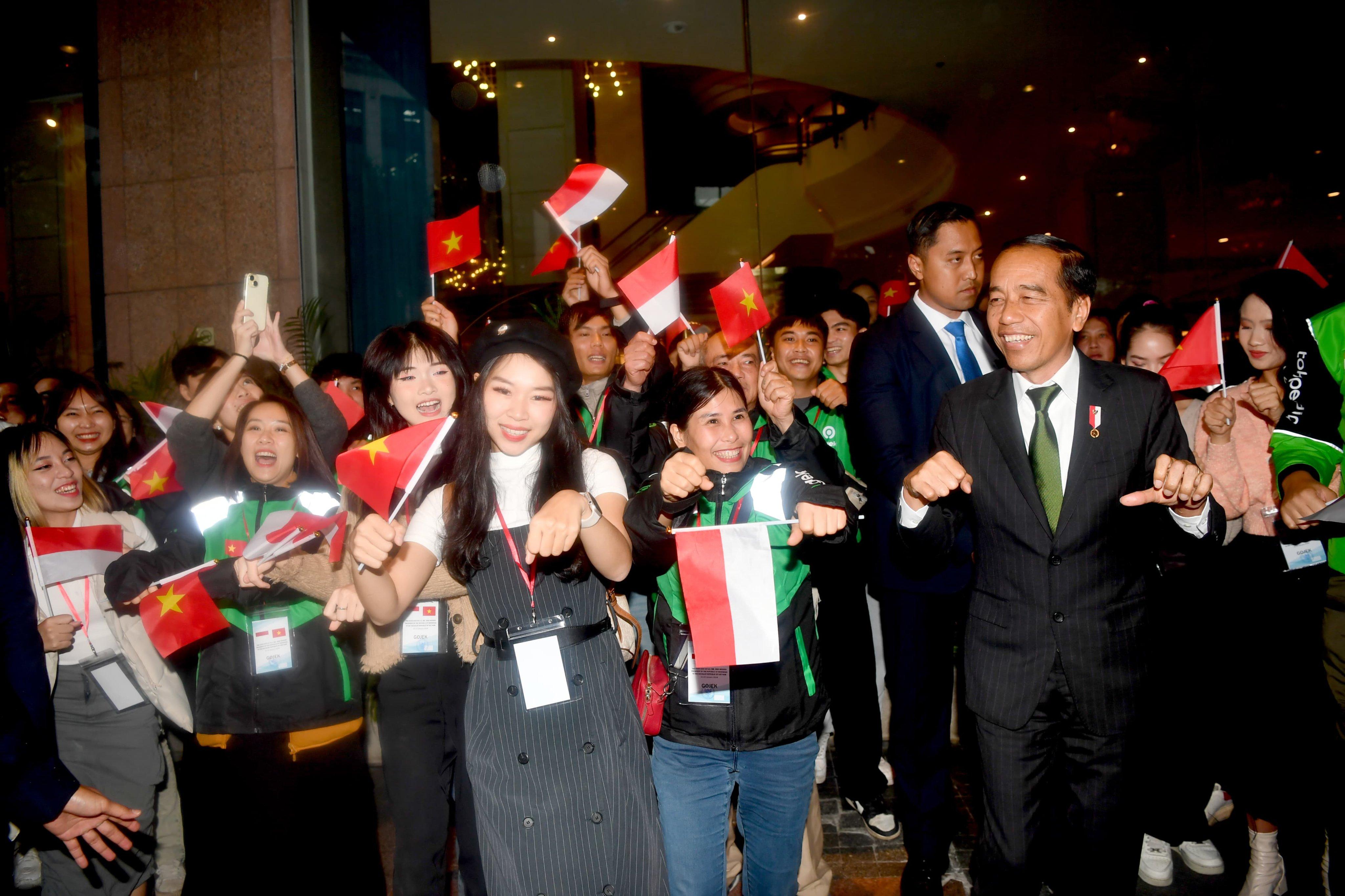  Presiden Jokowi Joget Bersama WNI dan Pengendara Ojol di Hanoi