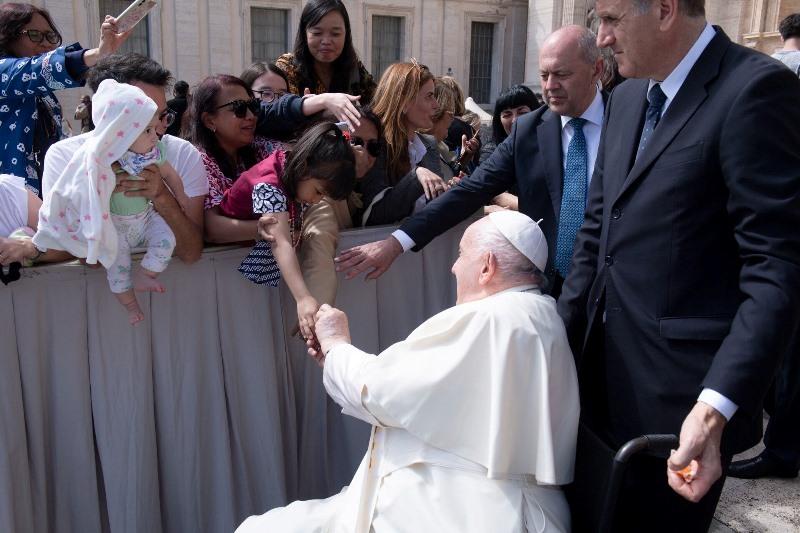  Permen dari Paus Fransiskus untuk ‘CIA’ Deviyani