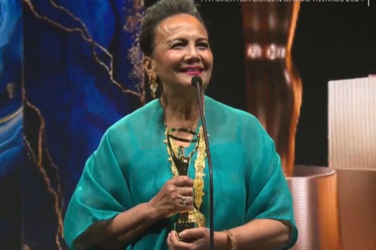  Christine Hakim Terima  Lifetime Achievement Award di Malaysia Golden Globe Award 2024