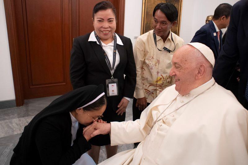  Sepatu Bertuah, Sr. Irene OP Bertemu Paus Fransiskus