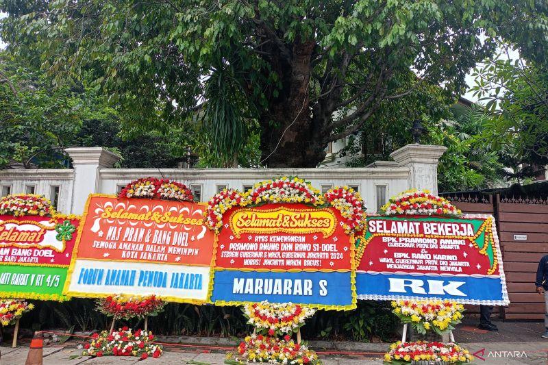  Dukungan Mengalir, Karangan Bunga Penuhi Rumah Pemenangan Pramono-Rano