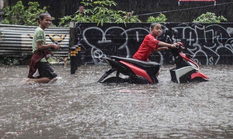  Benarkah Hujan-hujanan Dapat Membuat Anak Jadi Sakit? 