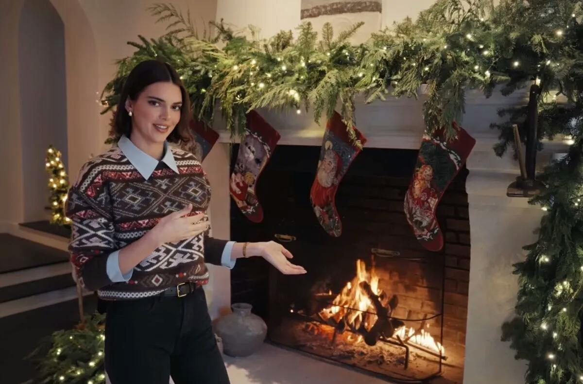 Kendall Jenner Tunjukkan Dekorasi Natal di Rumah Mewahnya