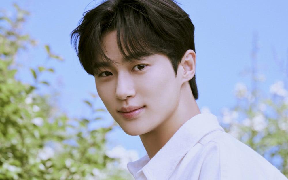  Aktor Byeon Woo Seok Menghangatkan Hati Staf Agensinya dengan Hadiah Akhir Tahun Mewah