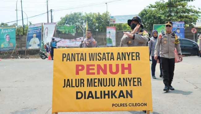  Urai Kepadatan Menuju Pantai Anyer, Polisi Berlakukan Sistem Buka Tutup 