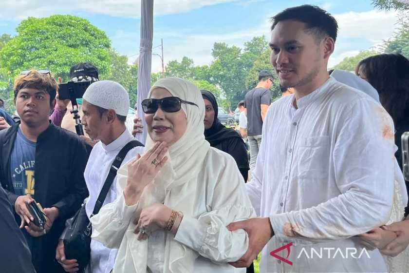 Dewi Yull Hadiri Proses Pemakaman Mantan Suaminya Ray Sahetapy