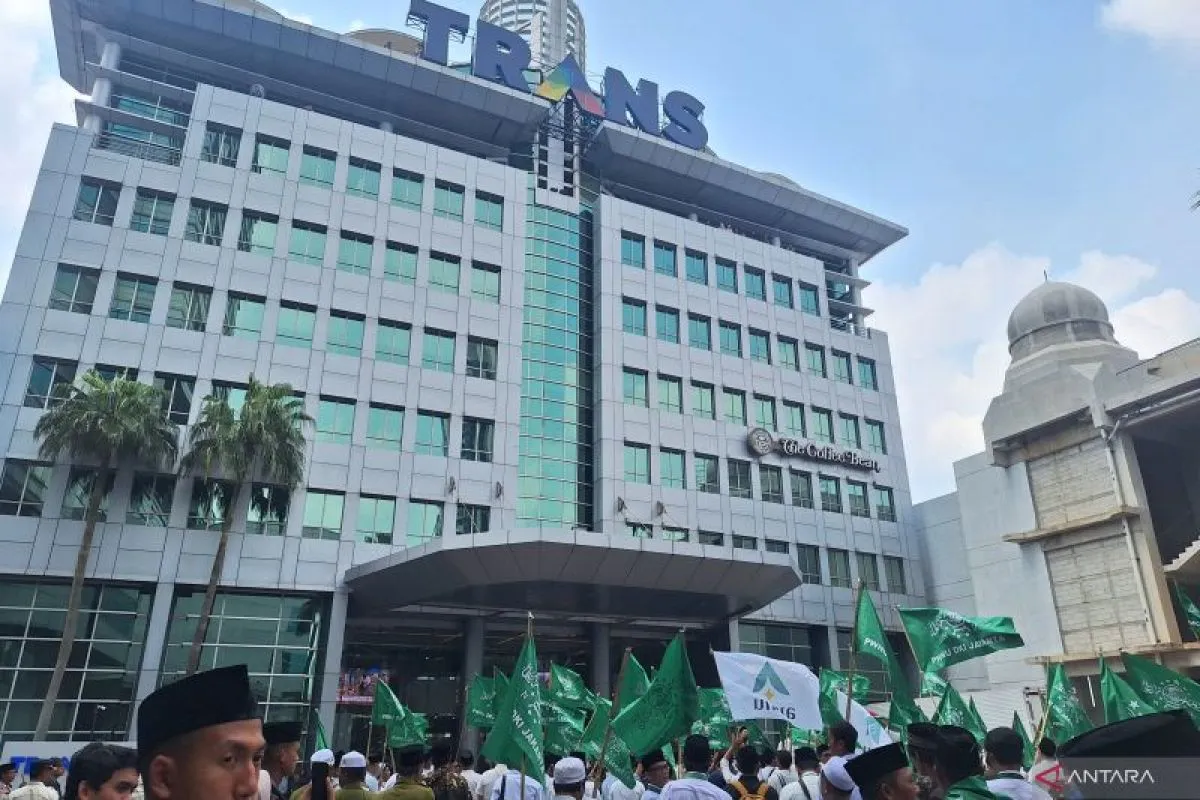  Ratusan PWNU DKI Jakarta Kibarkan Bendera Hijau dan Berselawat di Depan Kantor Trans7
