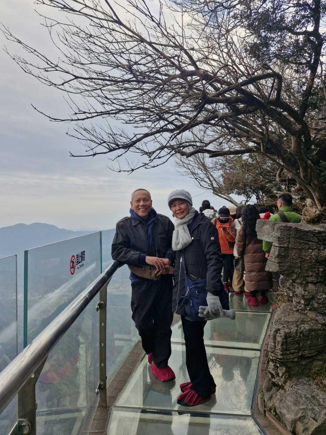  Meniti Kaca di Langit Zhangjiajie: Wisata Tinggi yang Bikin Deg-degan Nikmat