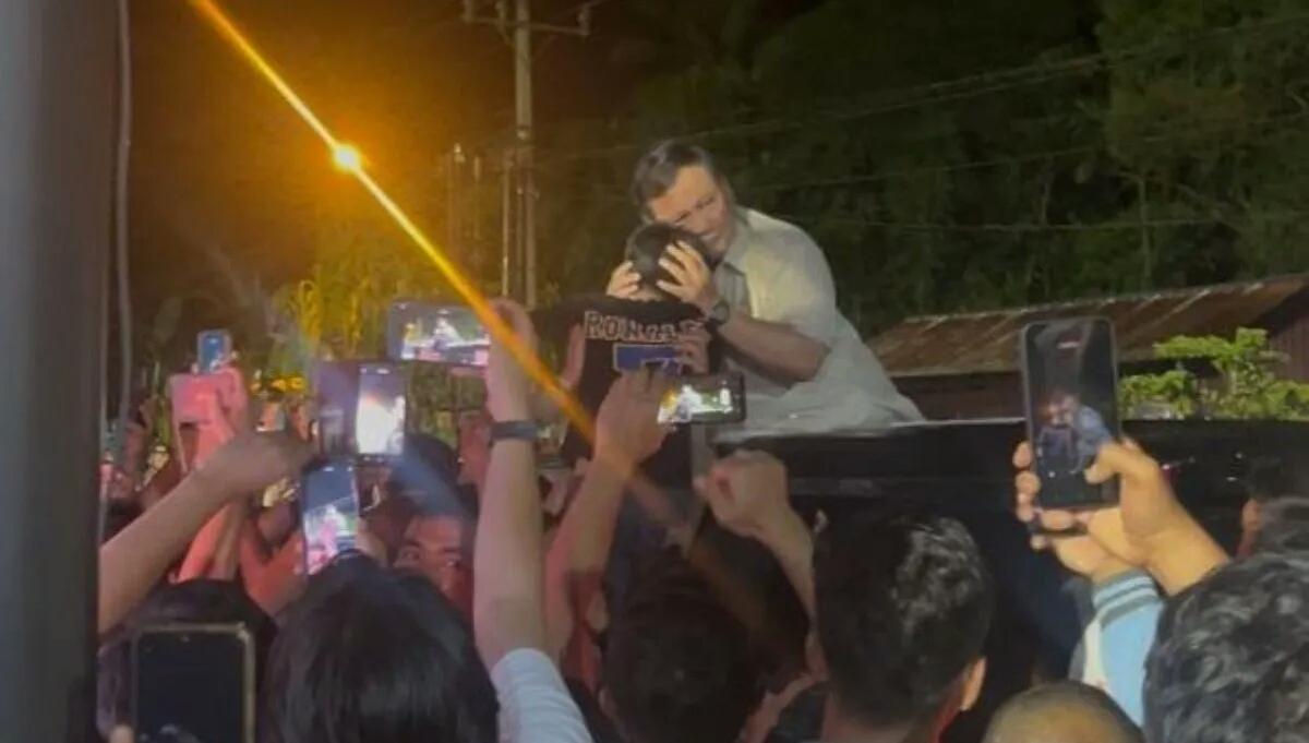  Momen Hangat Presiden Prabowo Peluk Anak Pengungsi di Tapanuli Selatan