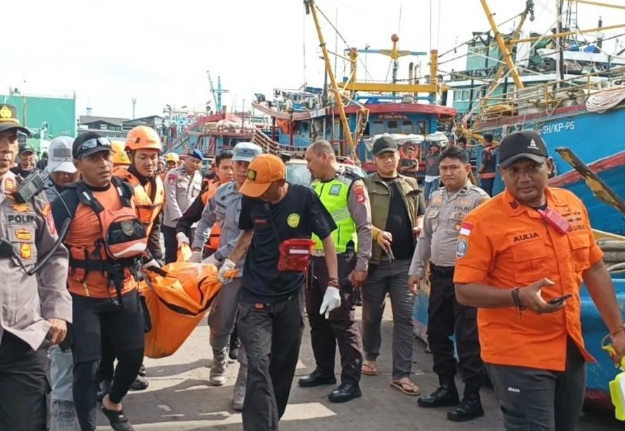 Tim SAR Gabungan Temukan Jasad ABK yang Tenggelam di Pelabuhan Muara Baru