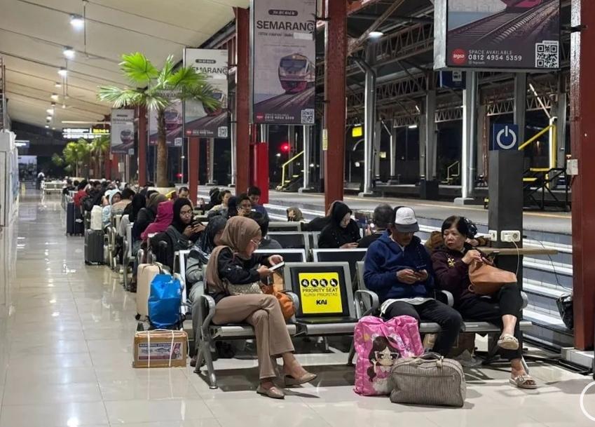  Hujan Deras Rendam Jalur KA Pantura, 18 Kereta Alami Keterlambatan