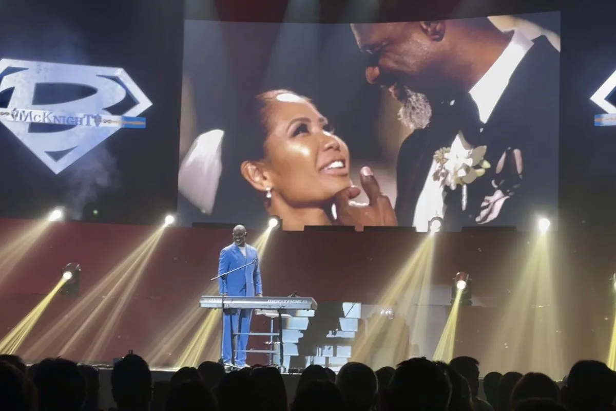  Momen Haru Brian McKnight Persembahkan “Everything” untuk Sang Istri